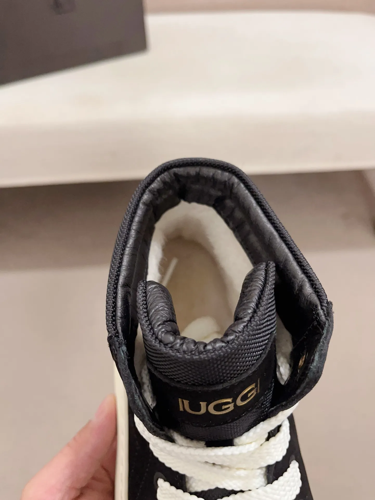 Factory Price: 390 Men's Men's Shoes 💰North American Men's Shoes Ugg ☃️In the special sale of new high-quality men's shoes and snow boots in autumn and winter, the nemesis of extreme cold weather! Made of cowhide leather, merino wool lining, and original outsole, whether driving, outdoor or daily wear, there is always one that suits you! Code number 39-44